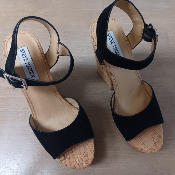 Steve Madden "JESS" Black and Tan Platform Sandals - Picture 3 of 3
